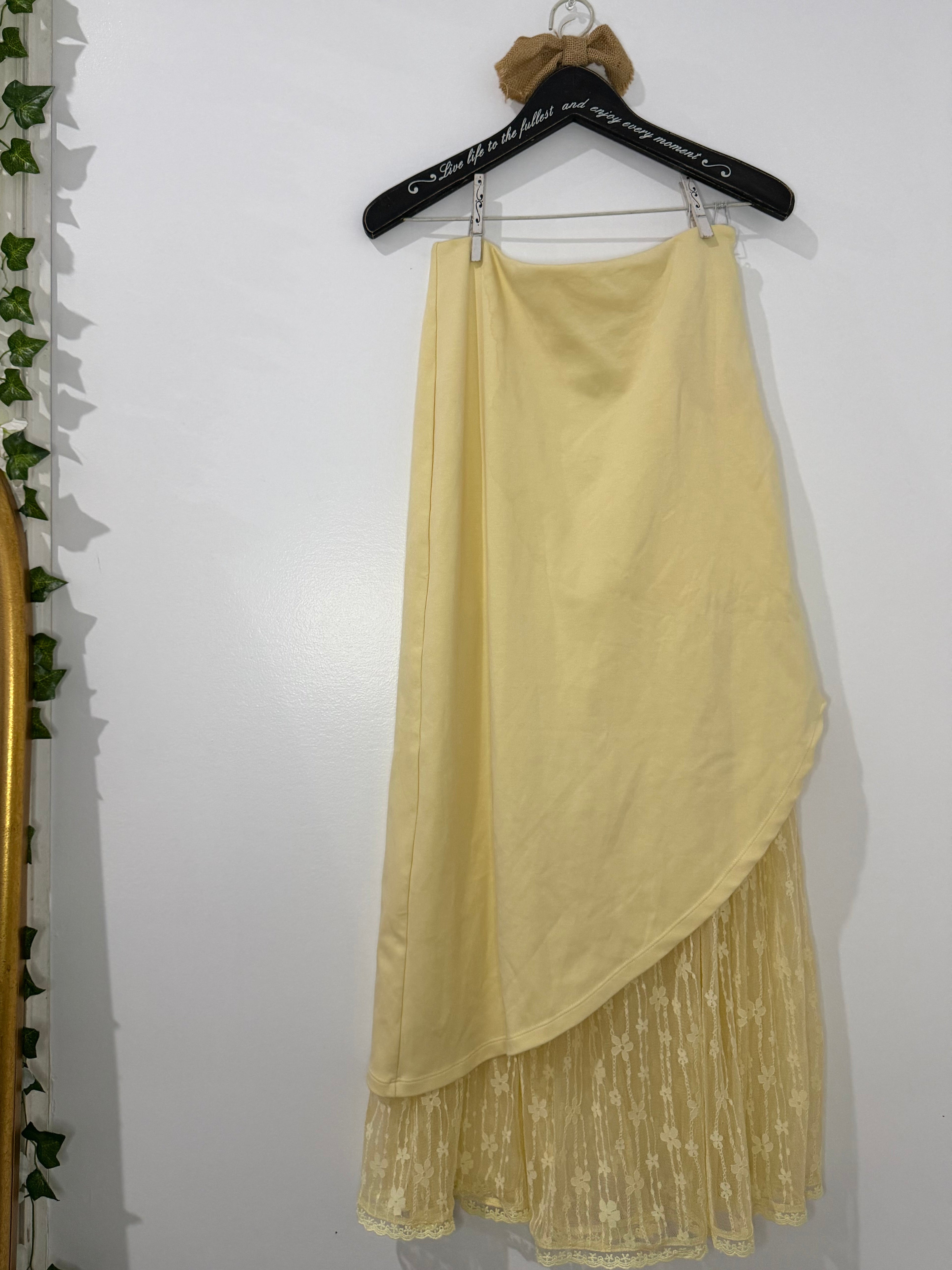Extro & Vert Pale Yellow Layered Floral Lace Maxi Skirt – Women’s